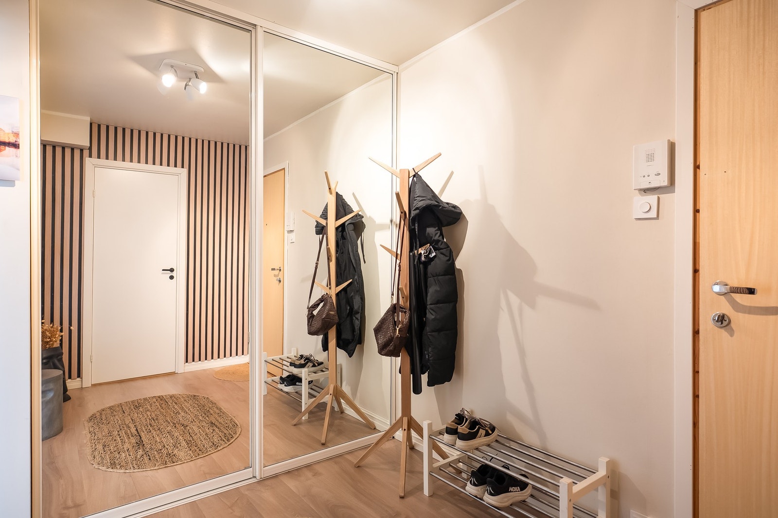 I entréen finner du en romslig garderobe med speildører og god plass til både yttertøy og sko. Galleribilde