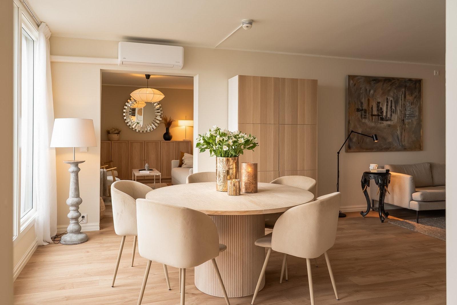 Stuen varmes opp med varmepumpe som bidrar til en jevn og behagelig temperatur gjennom hele året. Galleribilde