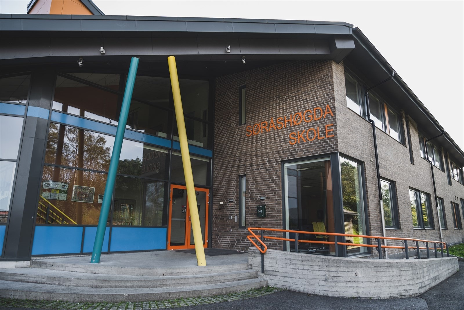 Eiendommen er tilknyttet Søråshøgda skole for barnetrinnet og Rå skole for ungdomstrinnet. Galleribilde