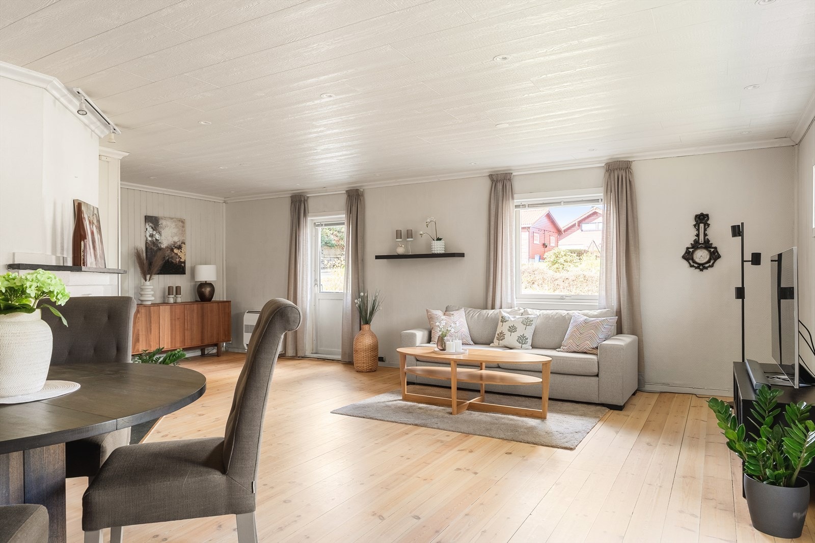 Stuen har et flott tregulv som harmonerer godt med de lyse fargetonene. Galleribilde