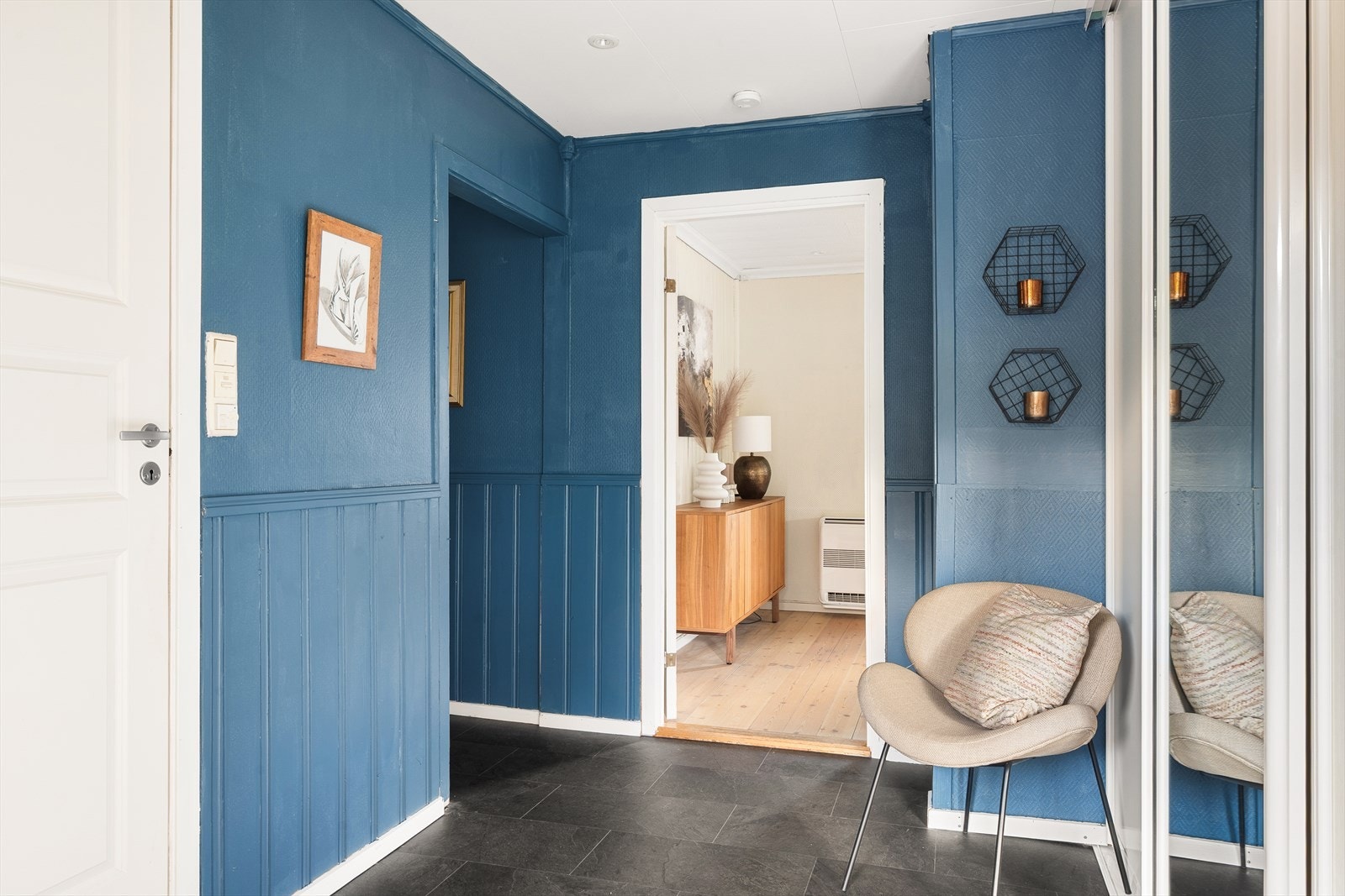 Fra entreen er det tilkomst til boligens øvrige rom. Galleribilde