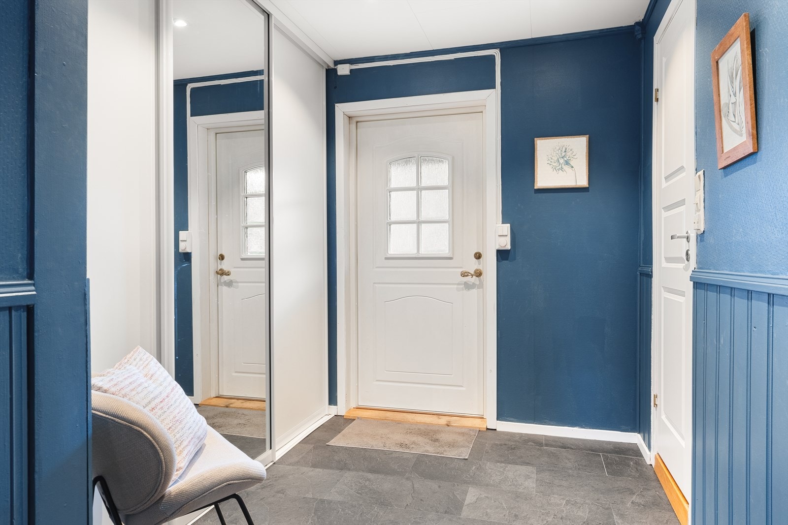 Boligen ønsker deg velkommen med en praktisk entré på 11 kvm, utstyrt med skyvedørsgarderobe. Innfelte downlights i himling gir også godt med lys. Galleribilde