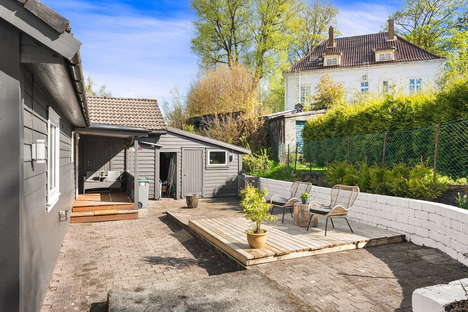 Tomten er opparbeidet med ulike soner, slik kan man nyte solen hele dagen. Galleribilde