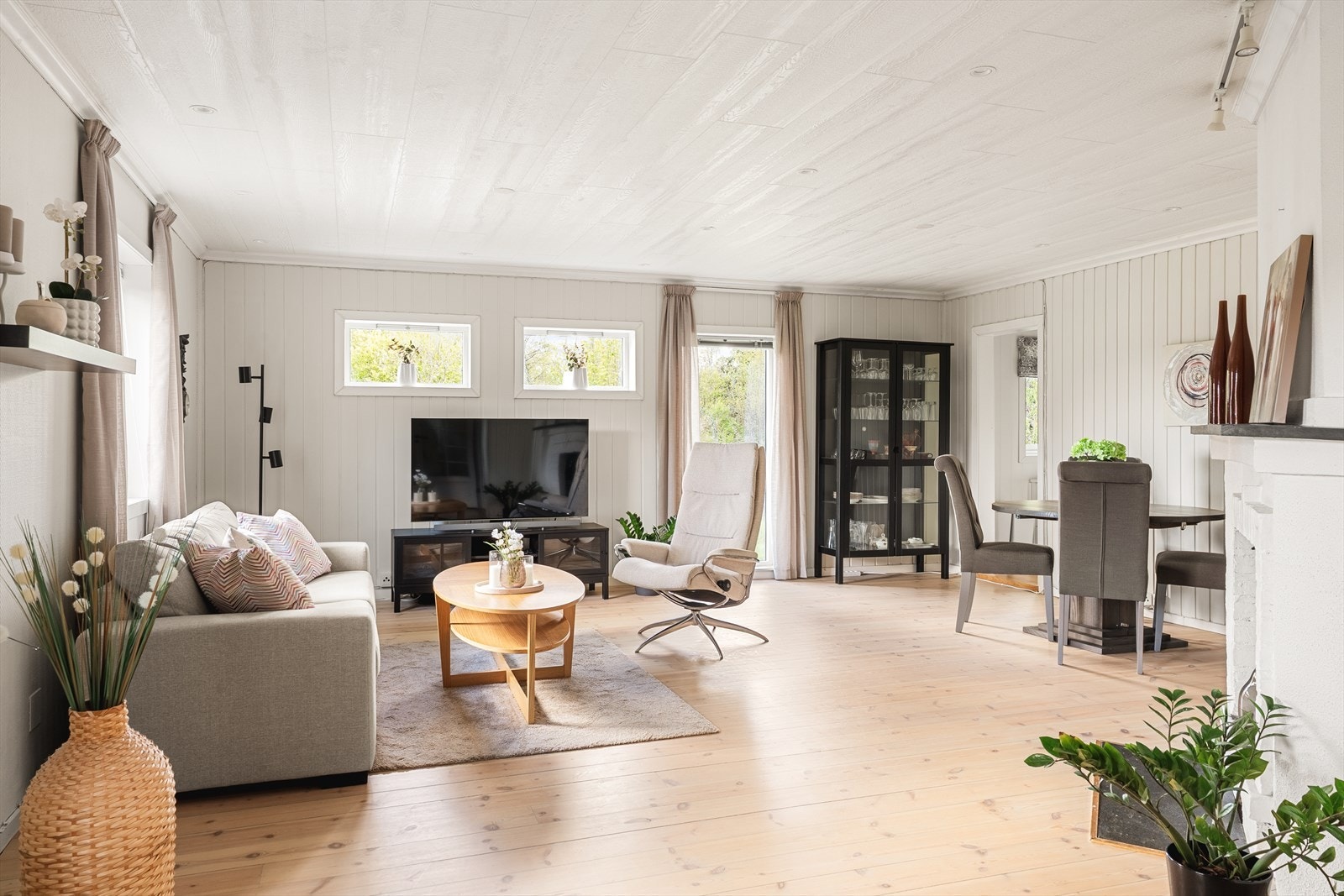 Stuen måler 34 kvm, noe som gir god plass til å innrede i ulike soner. Galleribilde