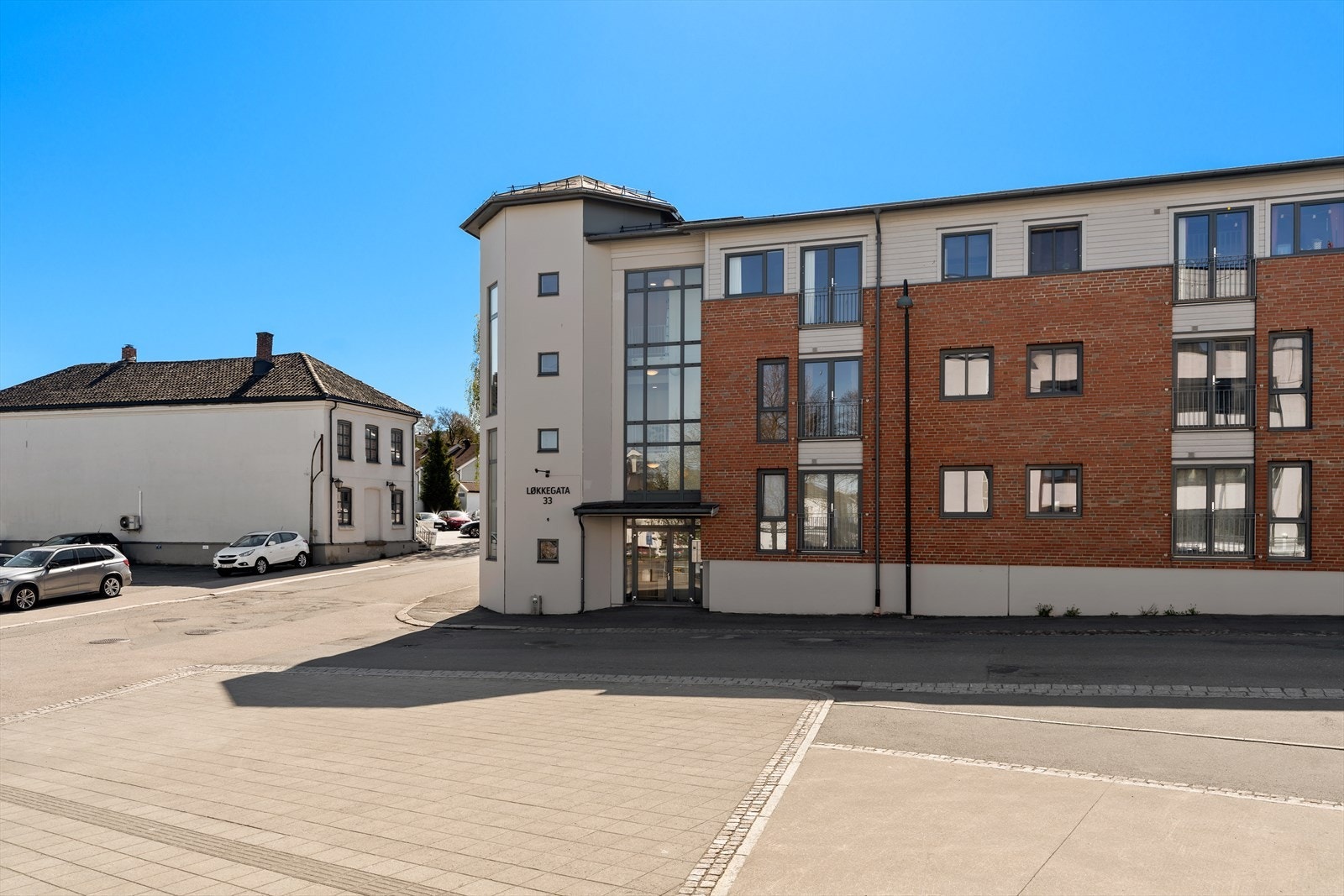 Boligbygget fra 2006 har en sentral beliggenhet i et etablert boligområde. Galleribilde