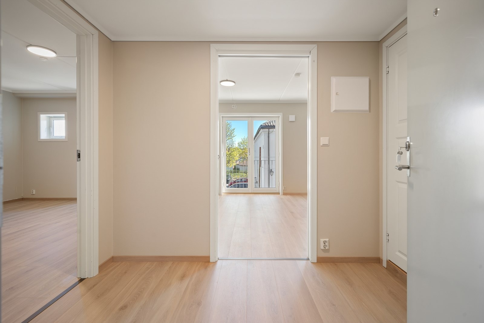 Entréen har en romslig utforming med inngang til stue og soverom. Galleribilde