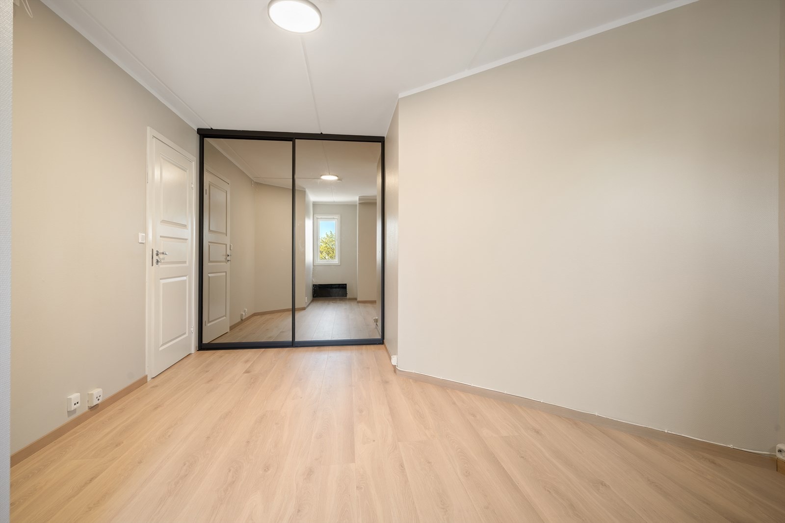 Skyvedørsgarderobe med speilfronter gir både oppbevaringsplass og en romslig opplevelse. Galleribilde