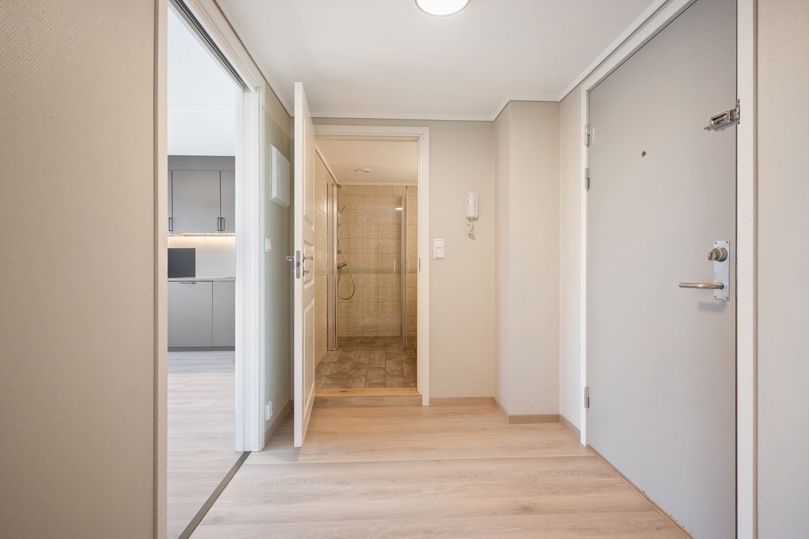 Fra entréen er det adkomst til badet, utstyrt med flislagte overflater og moderne sanitærinnredning. Galleribilde