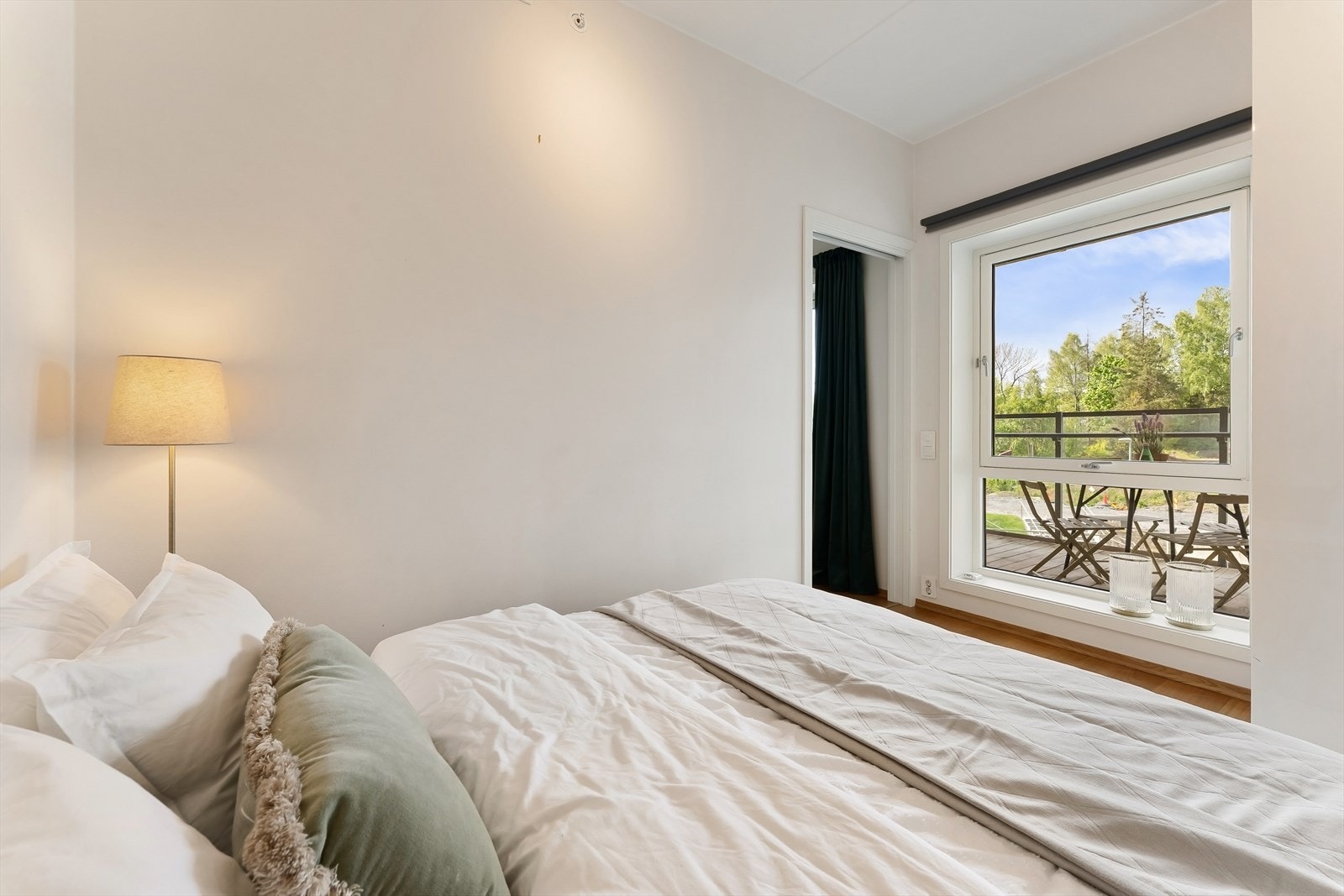 Lyst soverom med fint utsyn Galleribilde