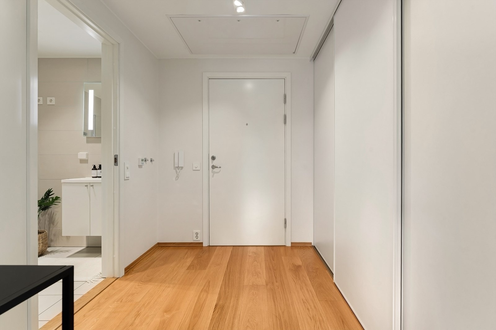 Romslig entré med skyvedørsgarderobe Galleribilde