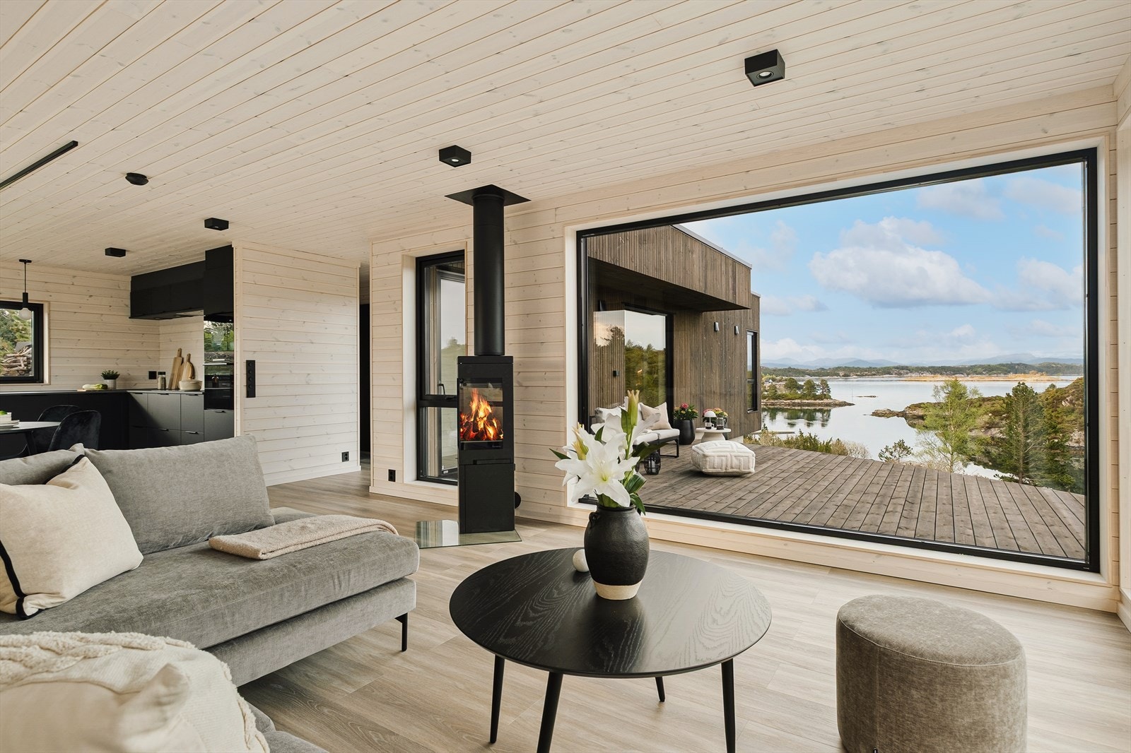 Det er stue og kjøkken i åpen løsning. Rommet er stort og luftig, og har en herlig atmosfære. Galleribilde