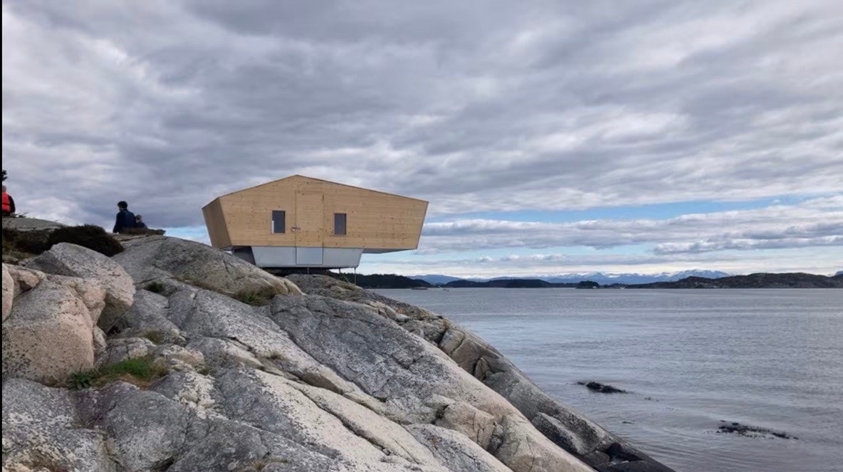 Padlehytten til Havstril, idyllisk beliggende i Skåraholmane. Galleribilde