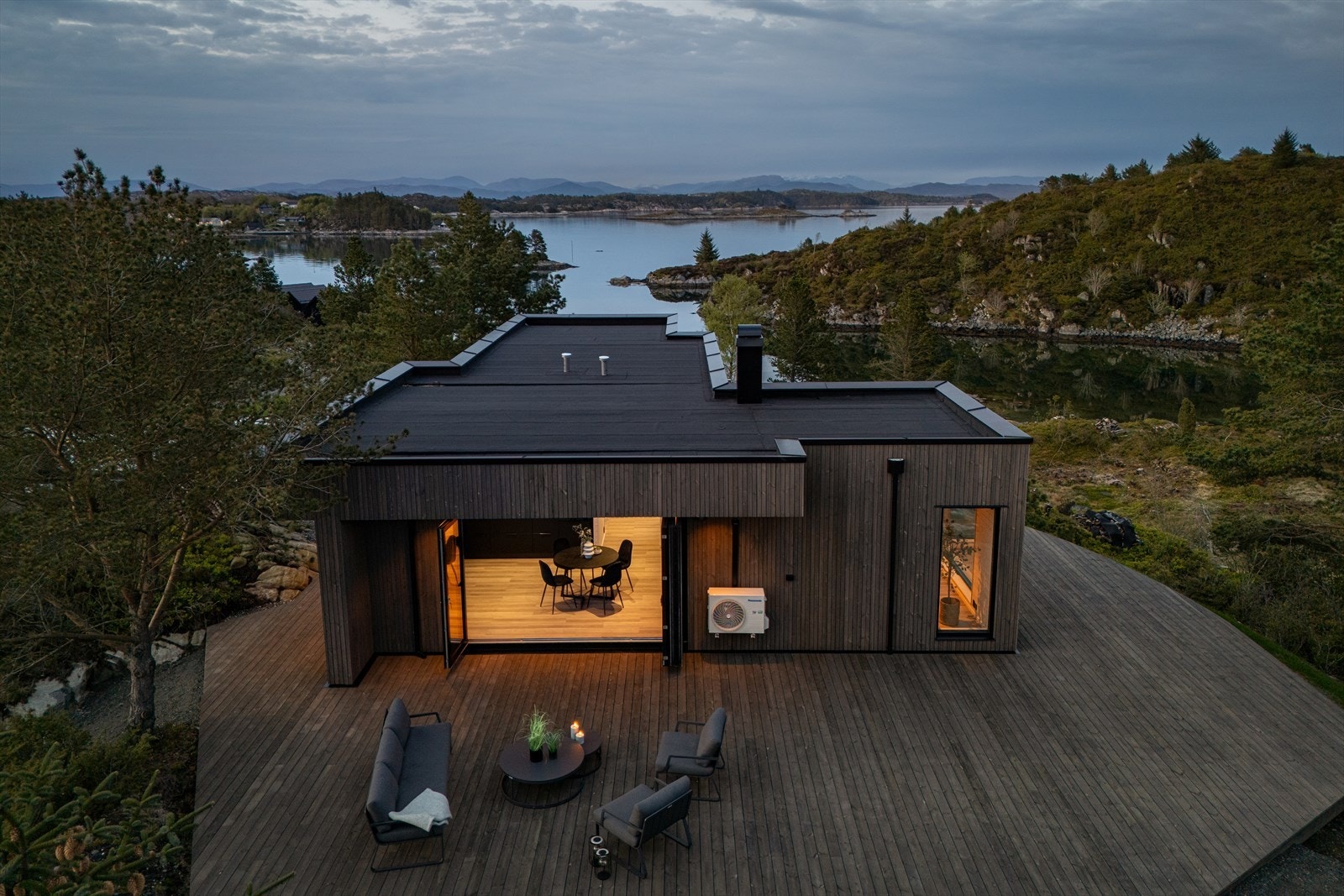 Boligen er nyoppført og ferdigstilt i 2024, med et bruksareal på 91 m² og en romslig markterrasse på hele 120 m². Galleribilde