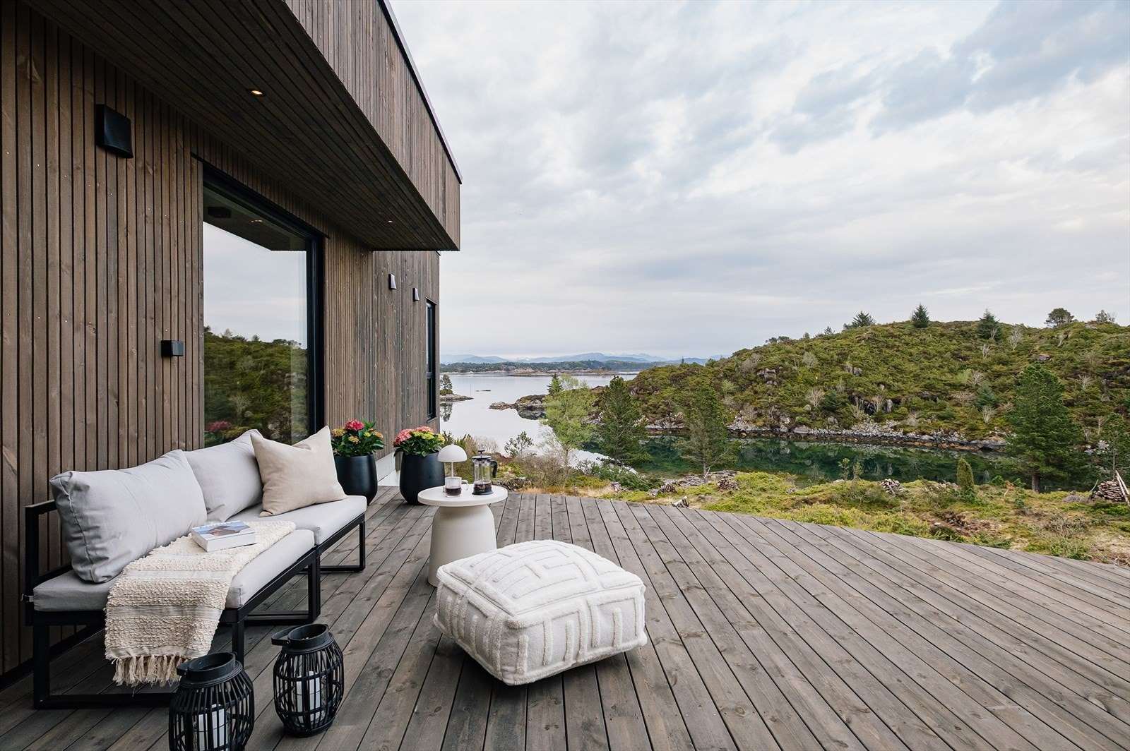 Terrassen er smart inndelt i flere soner, og byr på gode oppholdsarealer og rikelig med boltreplass for hele familien. Galleribilde