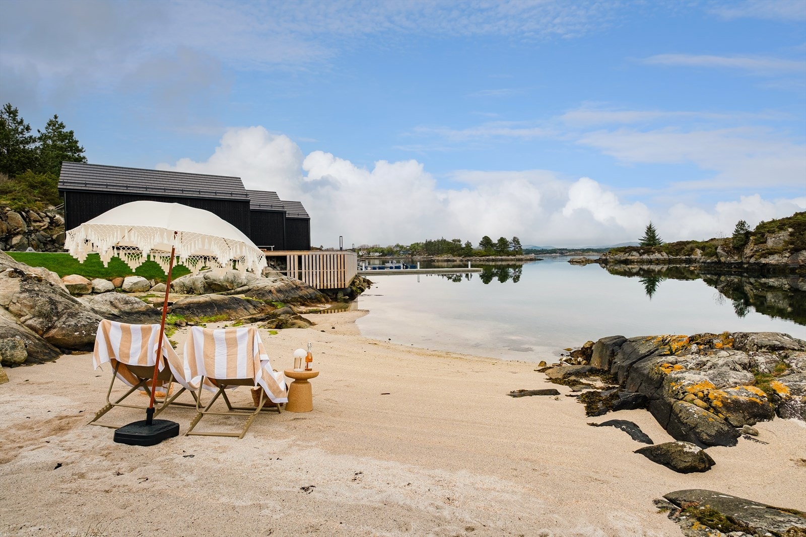 Felles badestrand og kaianlegg gir perfekte rammer for gode opplevelser. Her kan du skape livslange minner sammen med familie og venner. Galleribilde