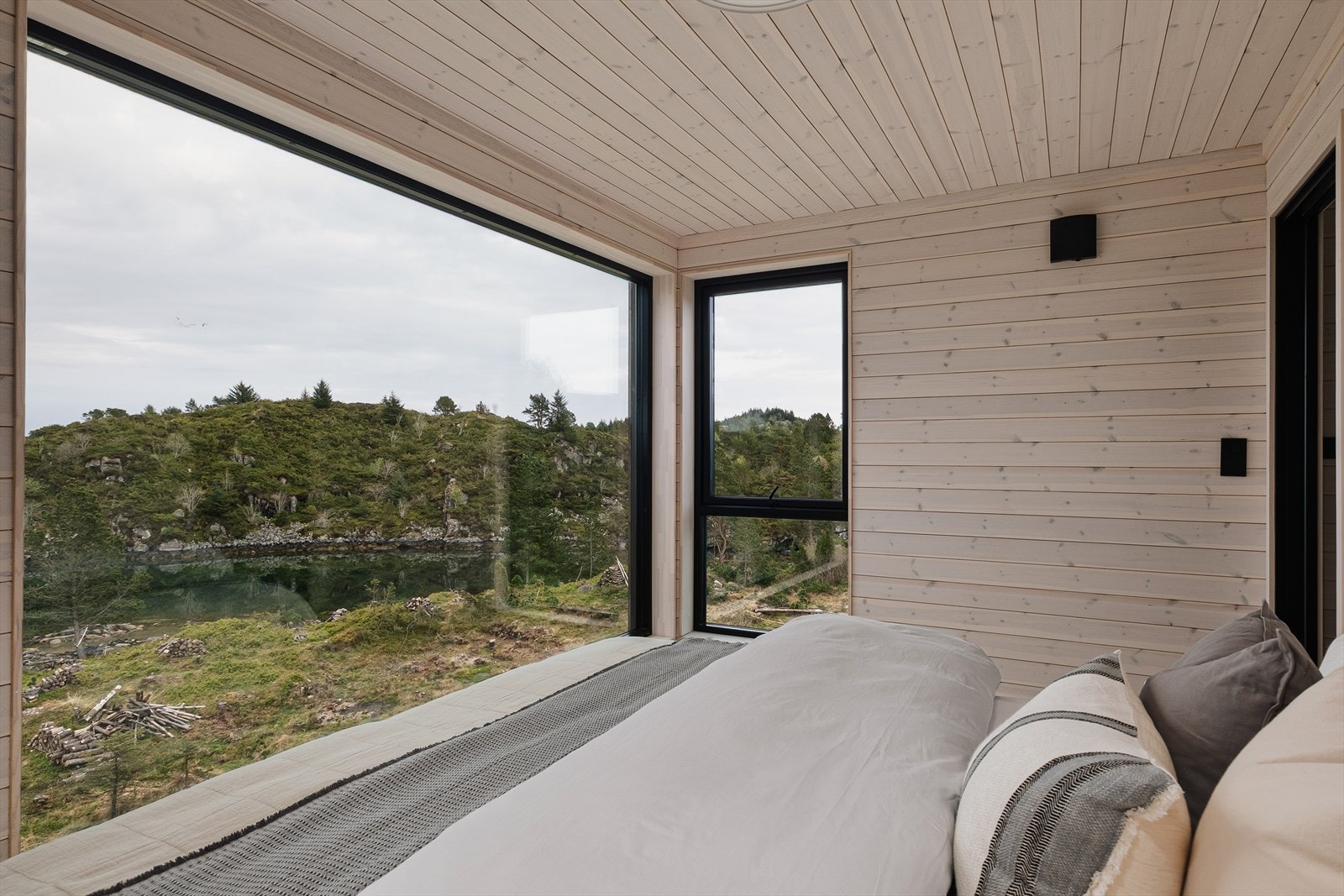 Rommet projiserer utover hovedkonstruksjonen, og gir en følelse av å "henge i luften" - flott arkitektonisk grep som gir et luftig og moderne preg. Galleribilde