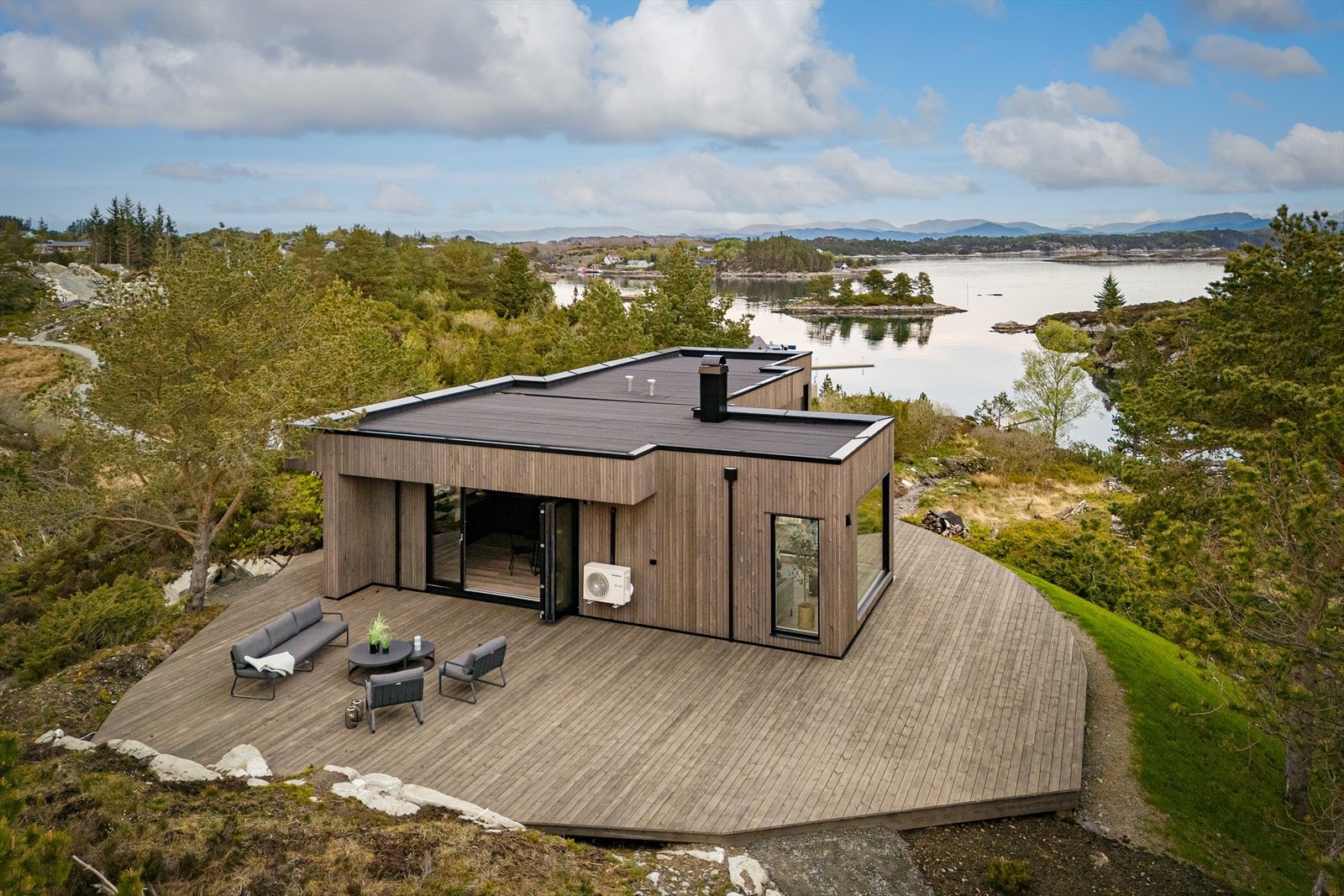Boligen inneholder entrè, WC-rom, teknisk rom/vaskerom, stue og kjøkken i åpen løsning, bad, og 3 soverom. Galleribilde