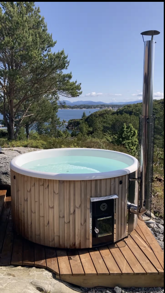 Det er etablert et forsterket område på terrassen, klargjort for badestamp. Illustrasjonsbildet er lånt av selger, og tilsvarende løsning er allerede valgt på to av hyttene i området. Galleribilde