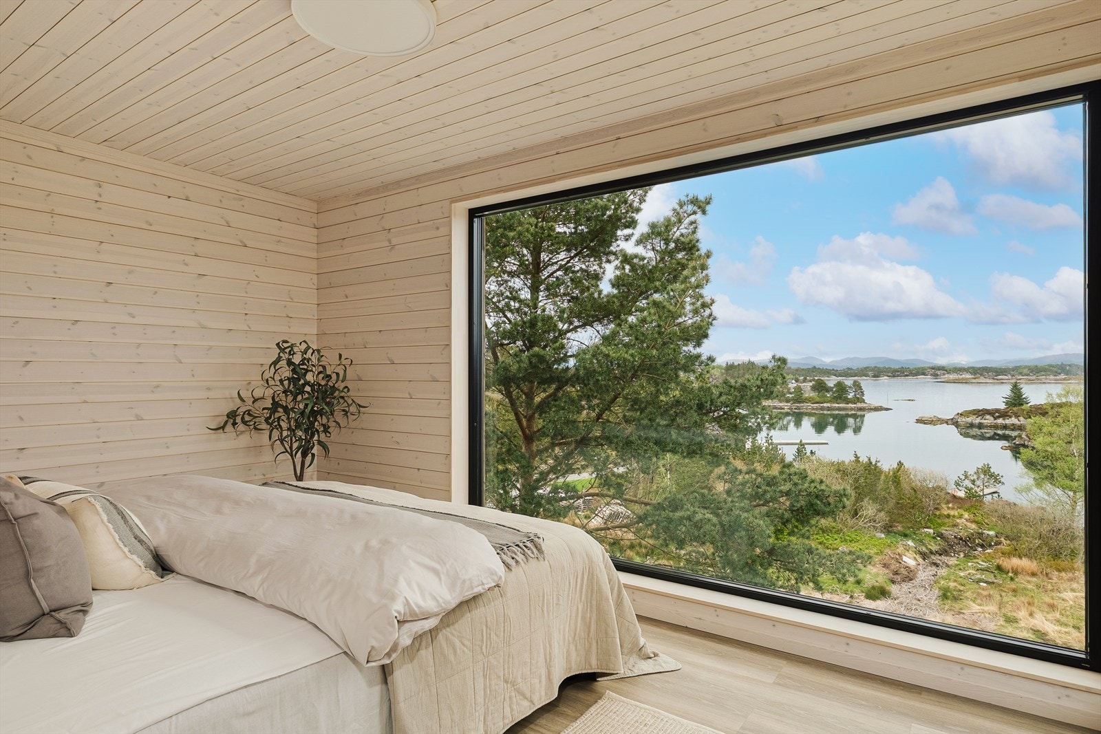 Her våkner du med følelsen av å være midt ute i naturen - en helt fantastisk opplevelse. Fra rommet har du panoramautsikt over bukten og utover Hundvåkosen. Galleribilde