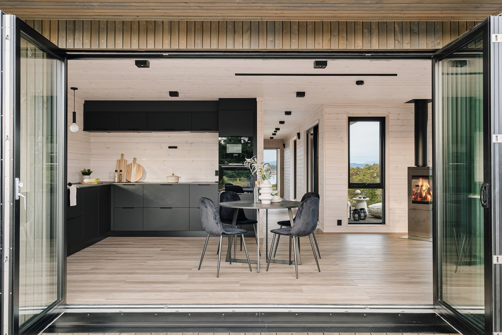 Her er det foldedører i aluminium, som kan åpnes helt opp. Perfekt når man skal dekke til langbord og trenger mer plass! Galleribilde