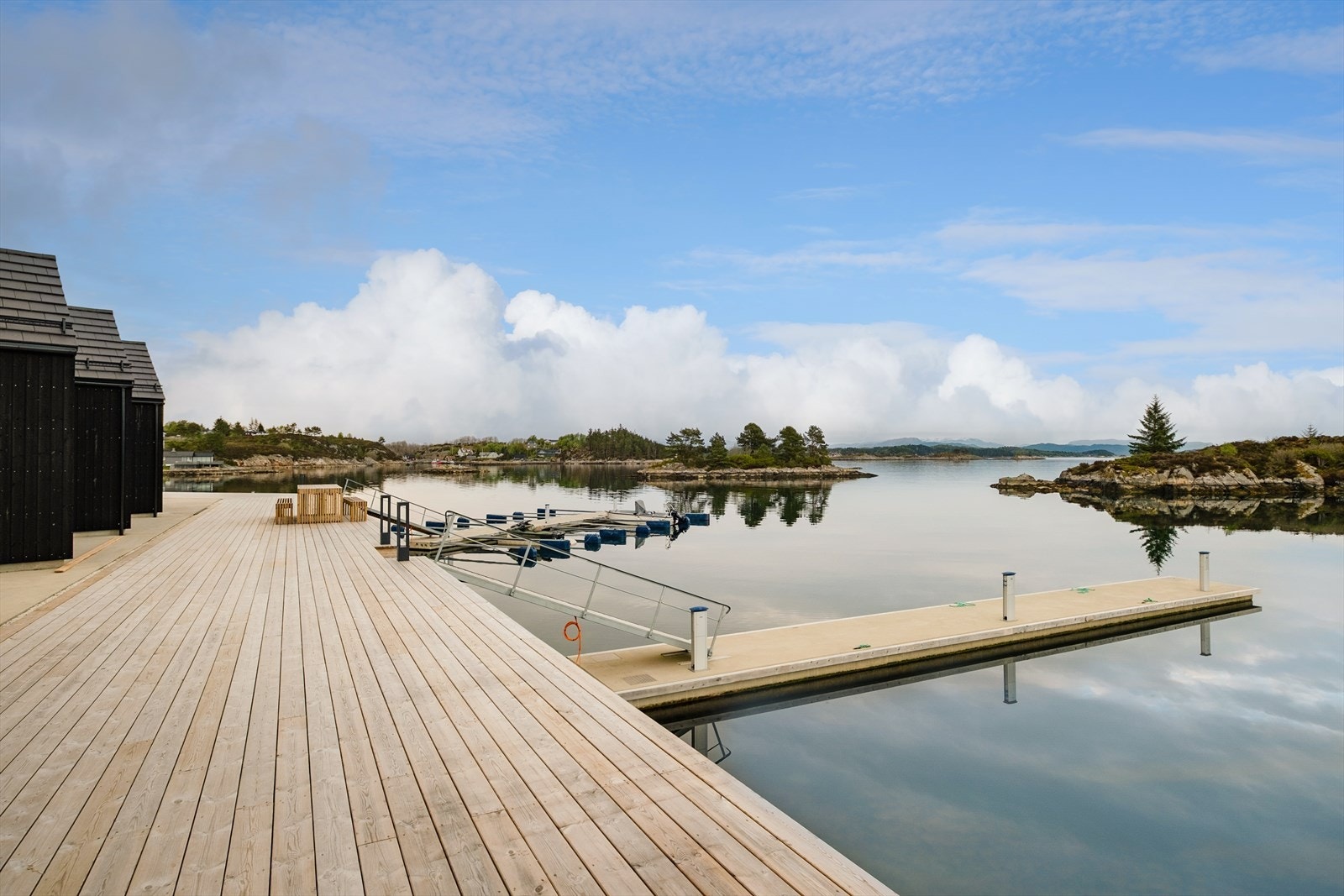 Flott og sosialt kaiområde hvor man kan samles til hyggelige lag med deilig sjømat og noe godt i glasset. Galleribilde