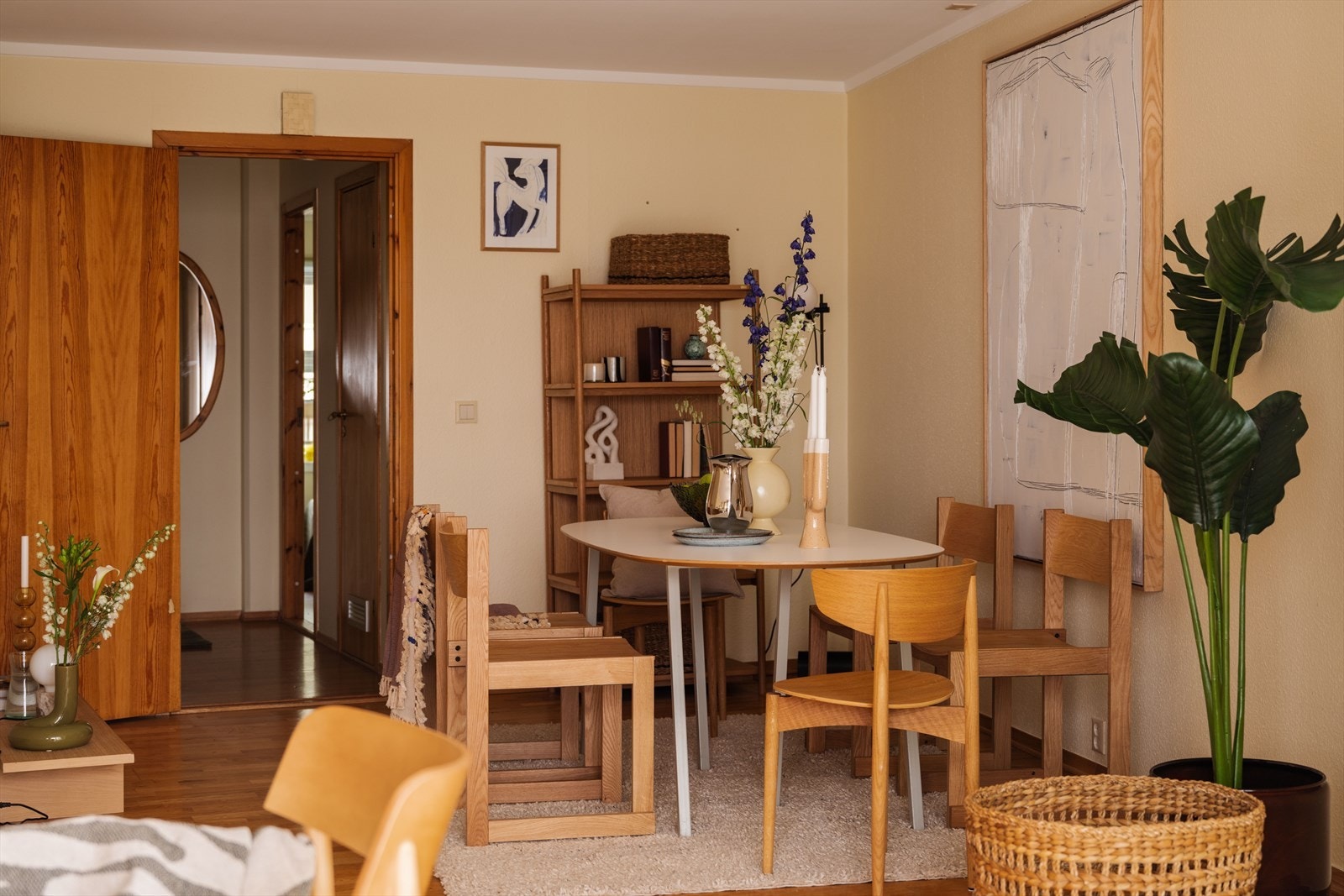 Spisestuen er en naturlig del av det sosiale arealet, med plass til hyggelige middager. Galleribilde