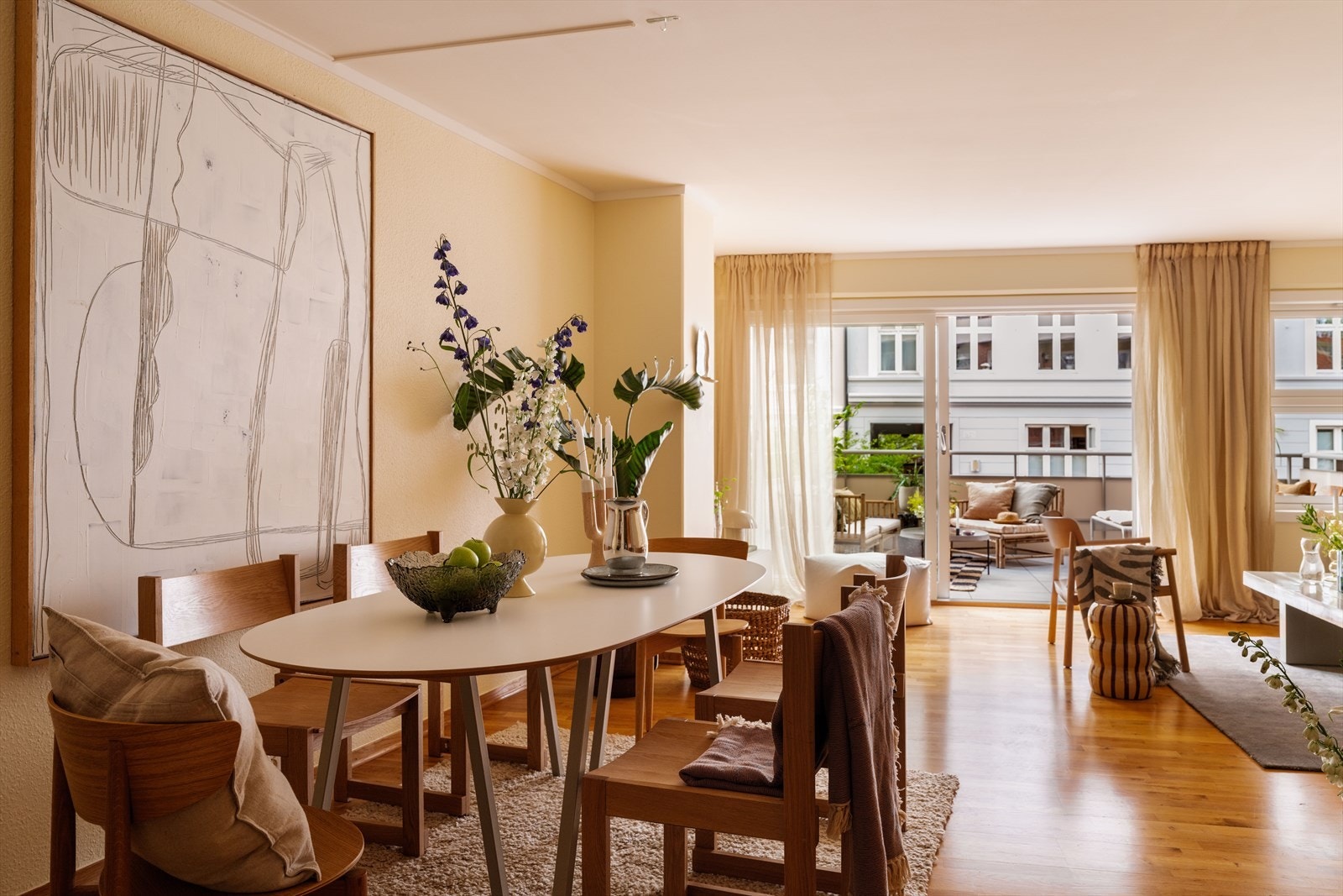 Stuen har god plass til både spisebord og sofagruppe. Takhøyden i rommet er målt til 2,43 meter. Galleribilde