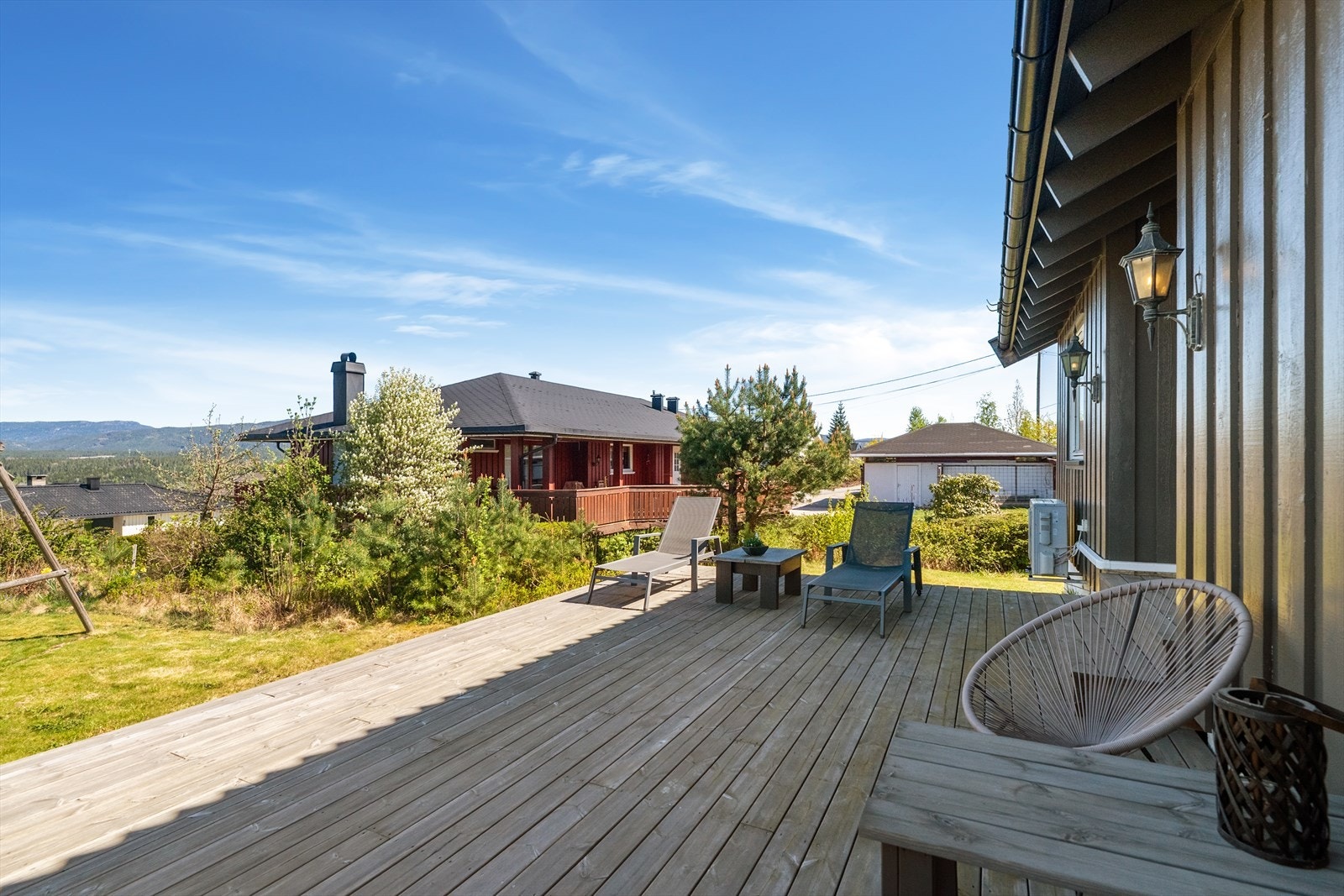 Terrassen er bygget i tre og har god plass til både solsenger og sittegrupper. Galleribilde