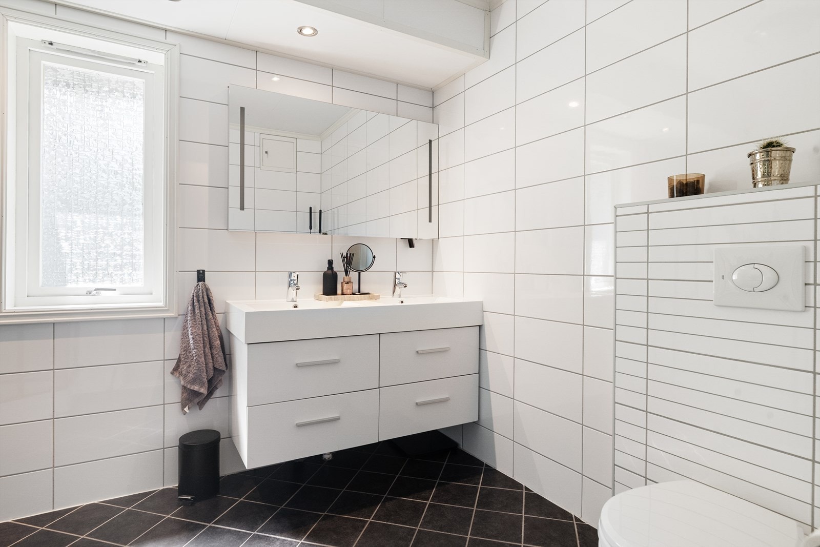 Badet i første etasje ble oppgradert i 2011 og har flislagte overflater og elektrisk gulvvarme. Galleribilde
