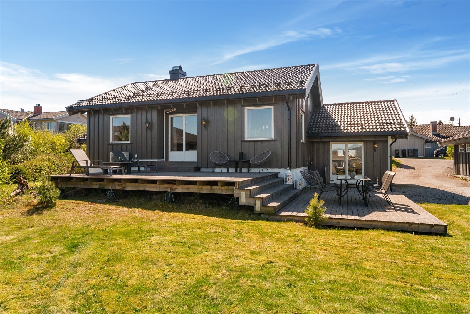 Eiendommen har flere uteplasser som lar deg følge solen gjennom dagen. Galleribilde