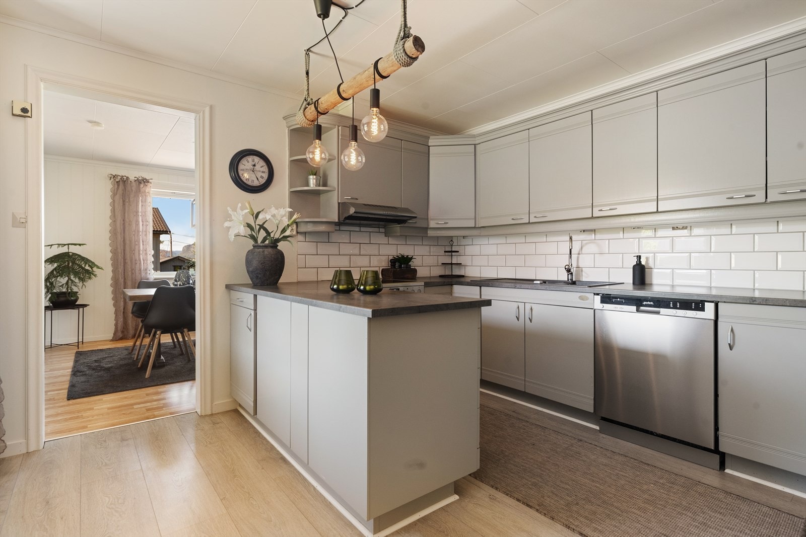 Kjøkkenet har en praktisk utforming med en halvøy som gir ekstra arbeidsflate og oppbevaring. Galleribilde