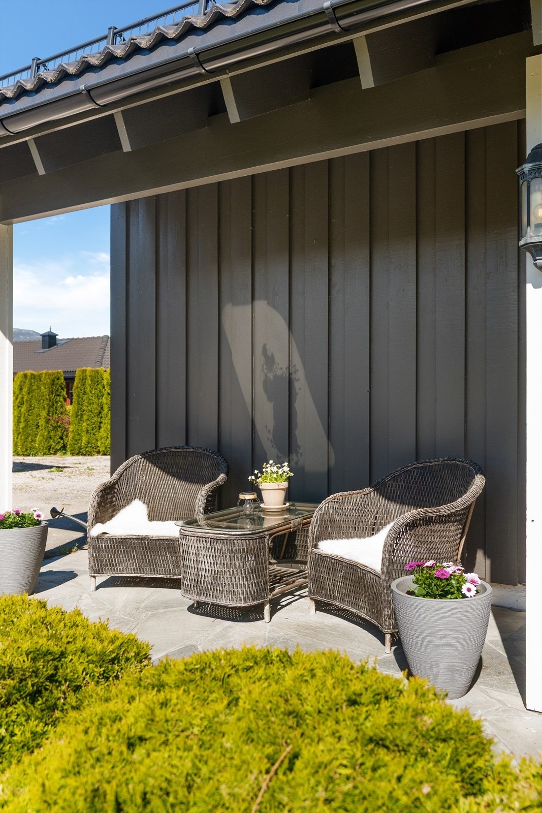 Overbygget inngangsparti med plass for en liten sittegruppe. Galleribilde