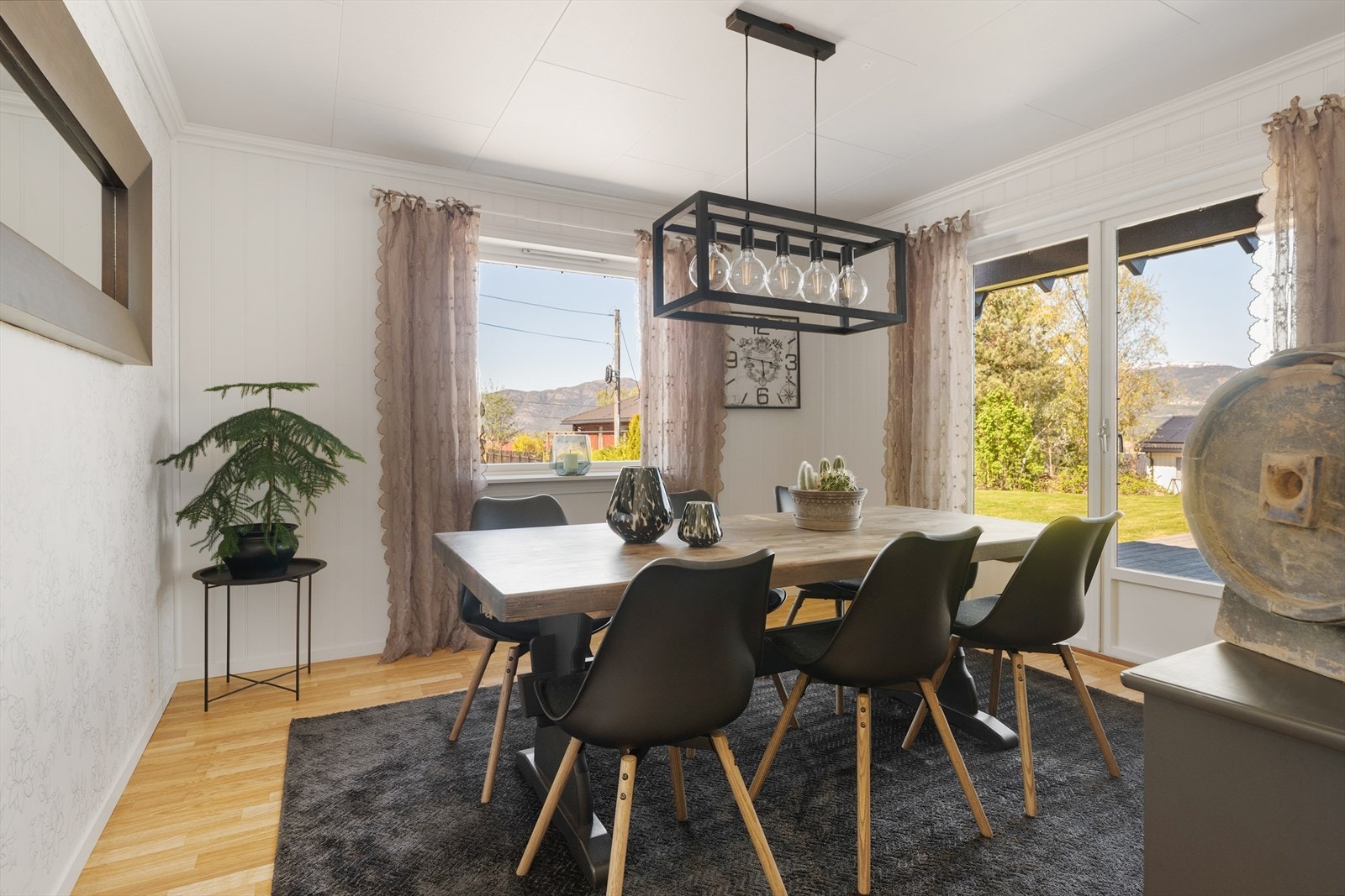 Spisestuen ligger i åpen forbindelse med kjøkkenet og har plass til et stort spisebord. Galleribilde