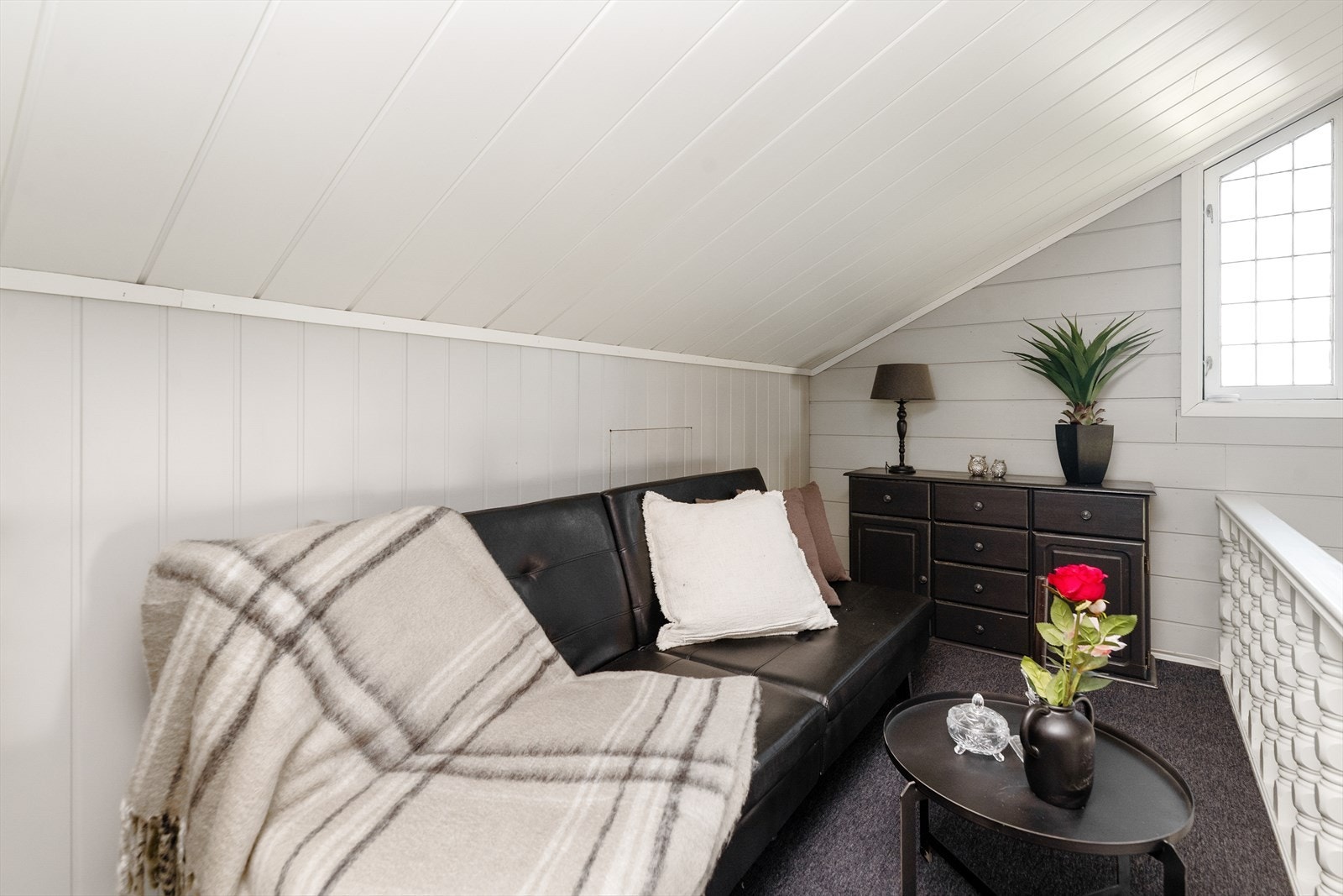 Hemsen er innredet som en liten loftstue, med plass til en sofa. Galleribilde