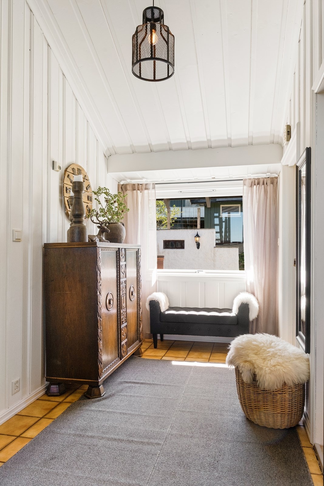 Fra gangen er det videre tilkomst til boligens øvrige rom i etasjen. Galleribilde
