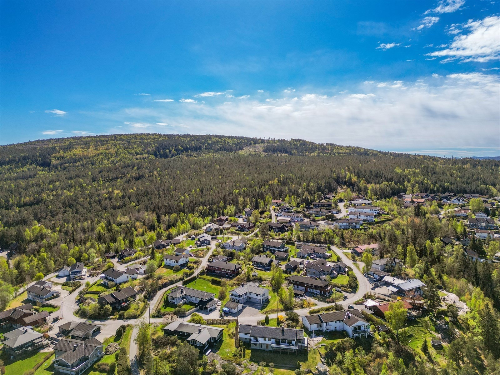 Boligen ligger i et område med lite gjennomfartstrafikk og med turterreng i umiddelbar nærhet. Galleribilde