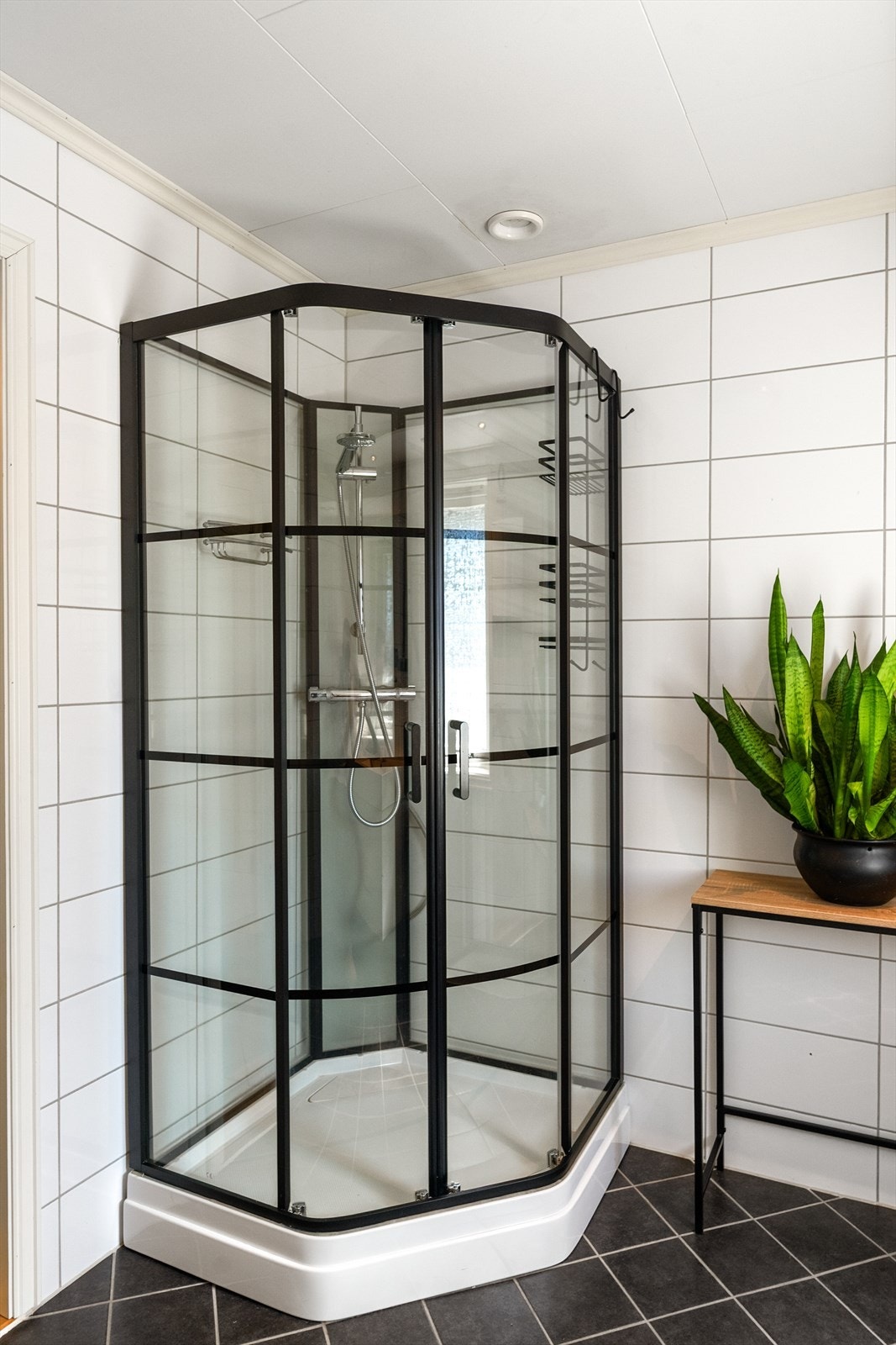 Ventilasjonen på badet er en elektrisk styrt vifte. Galleribilde