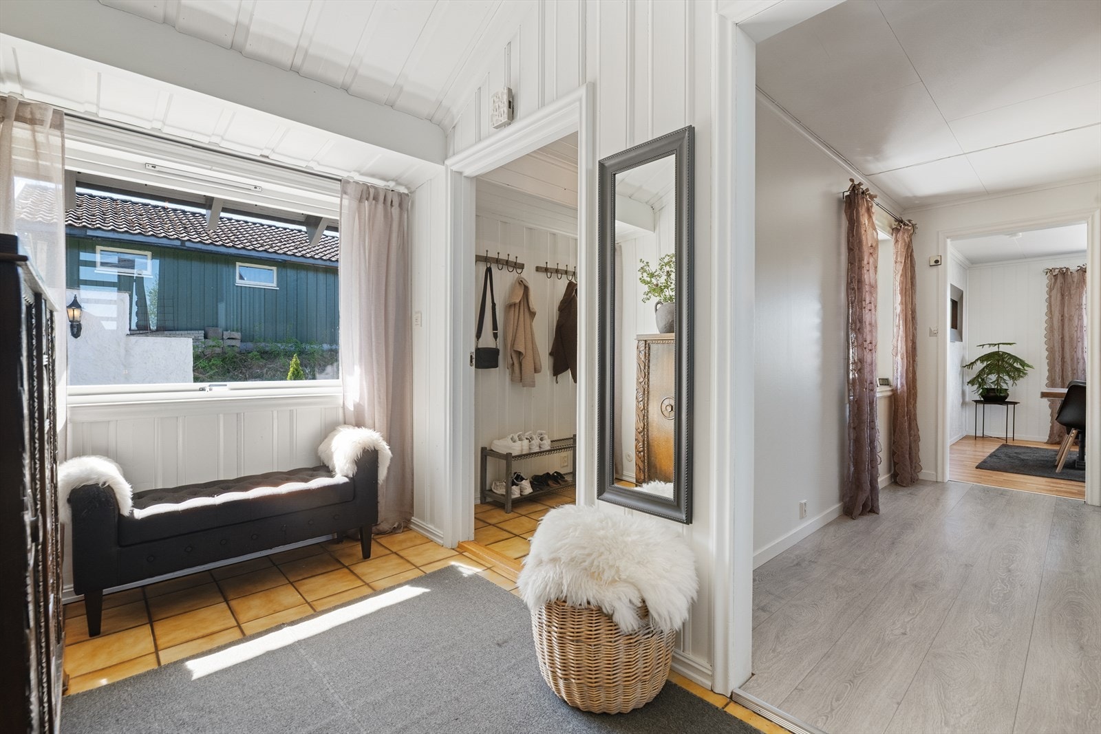 Entréen ønsker velkommen med god plass og varmekabler i gulvet. Galleribilde