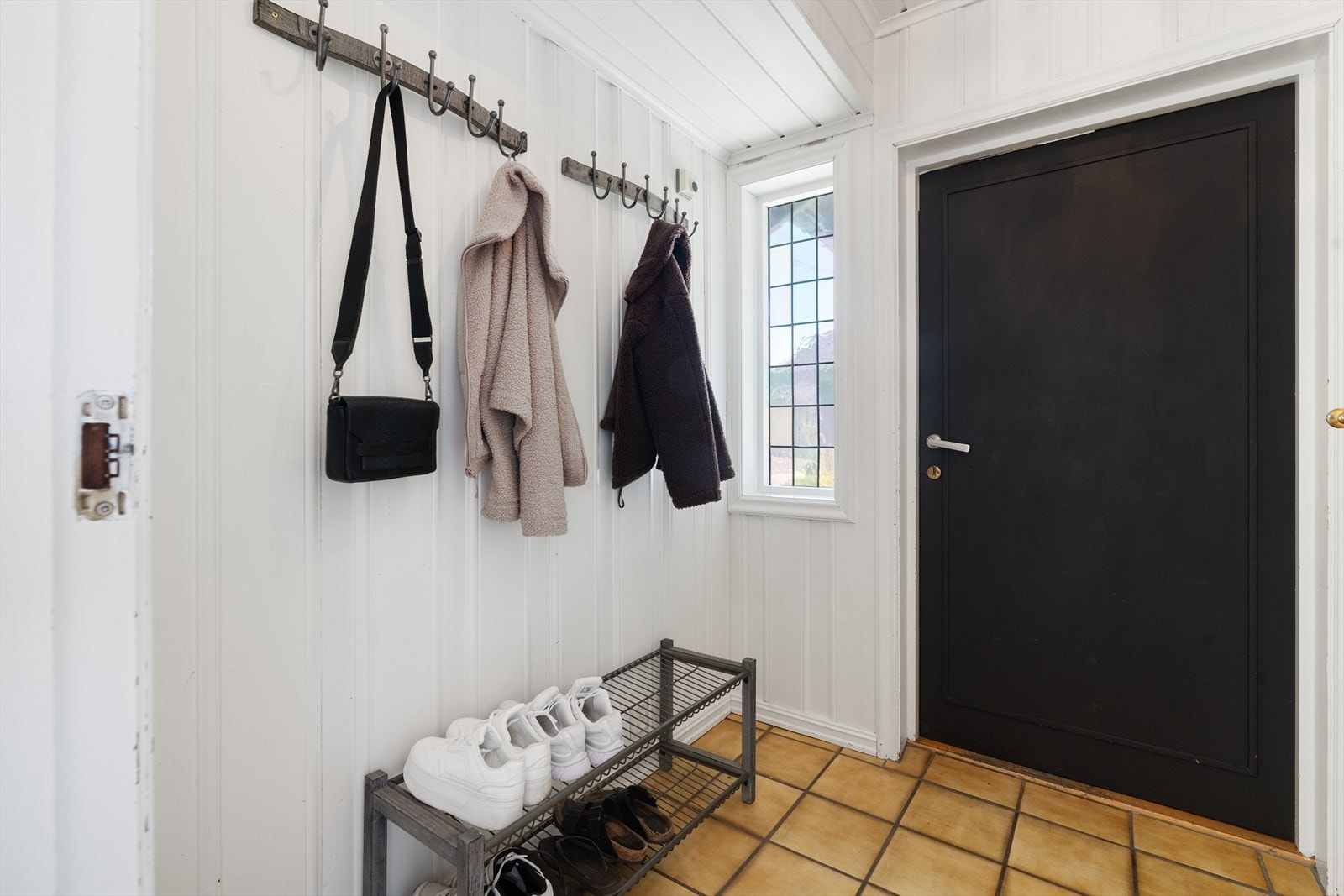 God plass til å henge fra seg yttertøy og sette fra seg sko. Galleribilde