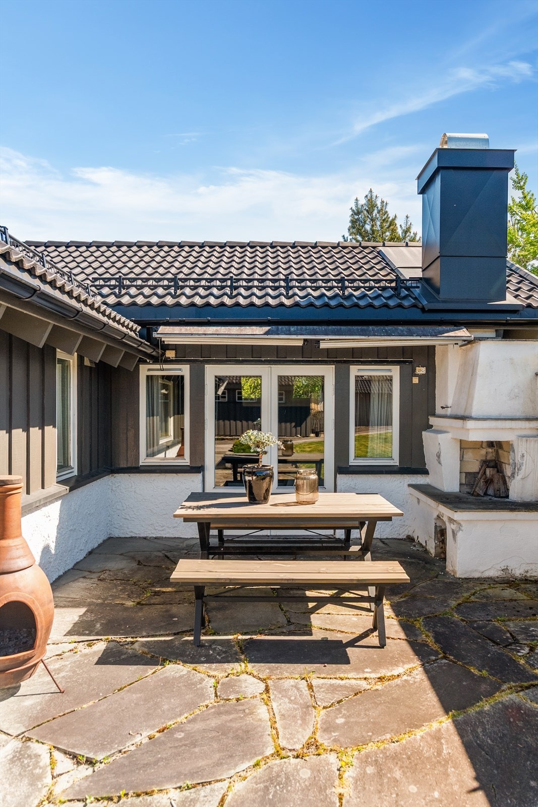 Den hellelagte uteplassen er et perfekt sted for grilling og måltider utendørs. Galleribilde