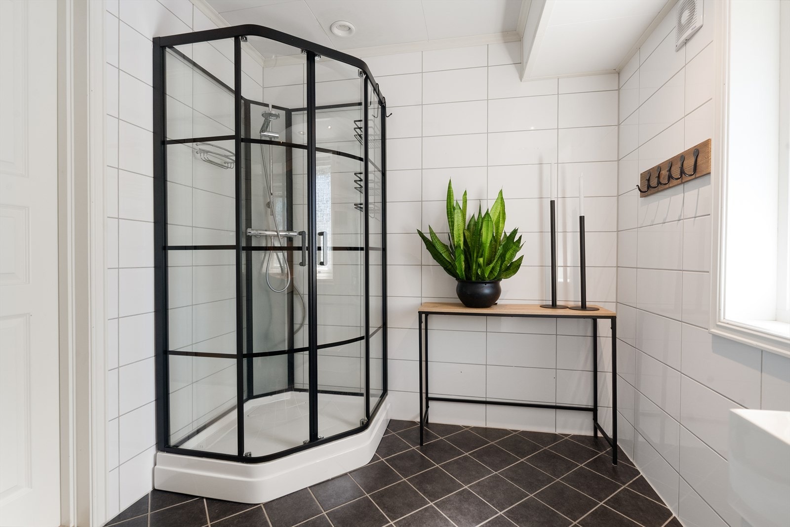 Rommet er utstyrt med et romslig dusjkabinett. Galleribilde