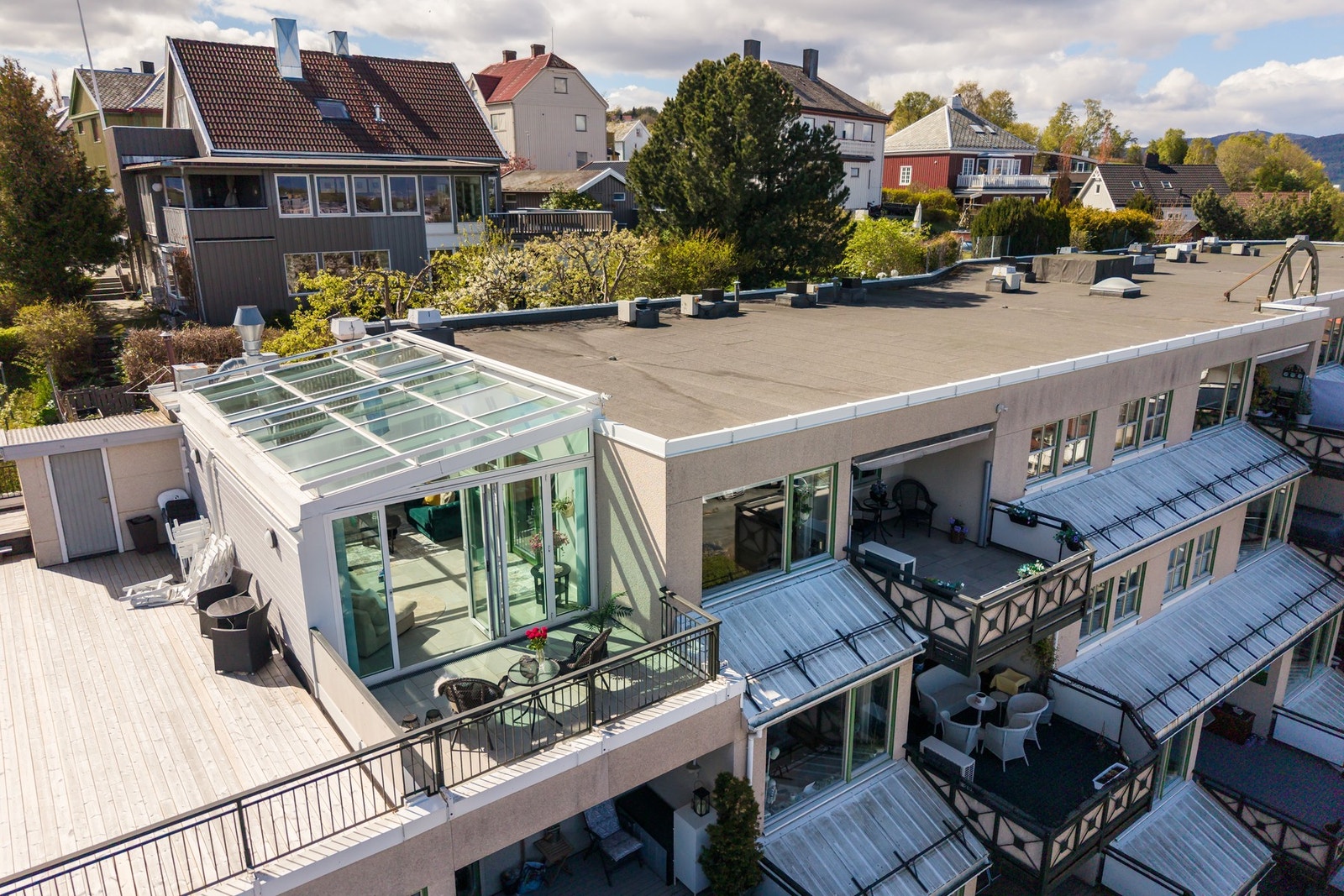 Leiligheten ligger i toppetasjen på hjørnet. Skjermet og med to balkonger Galleribilde
