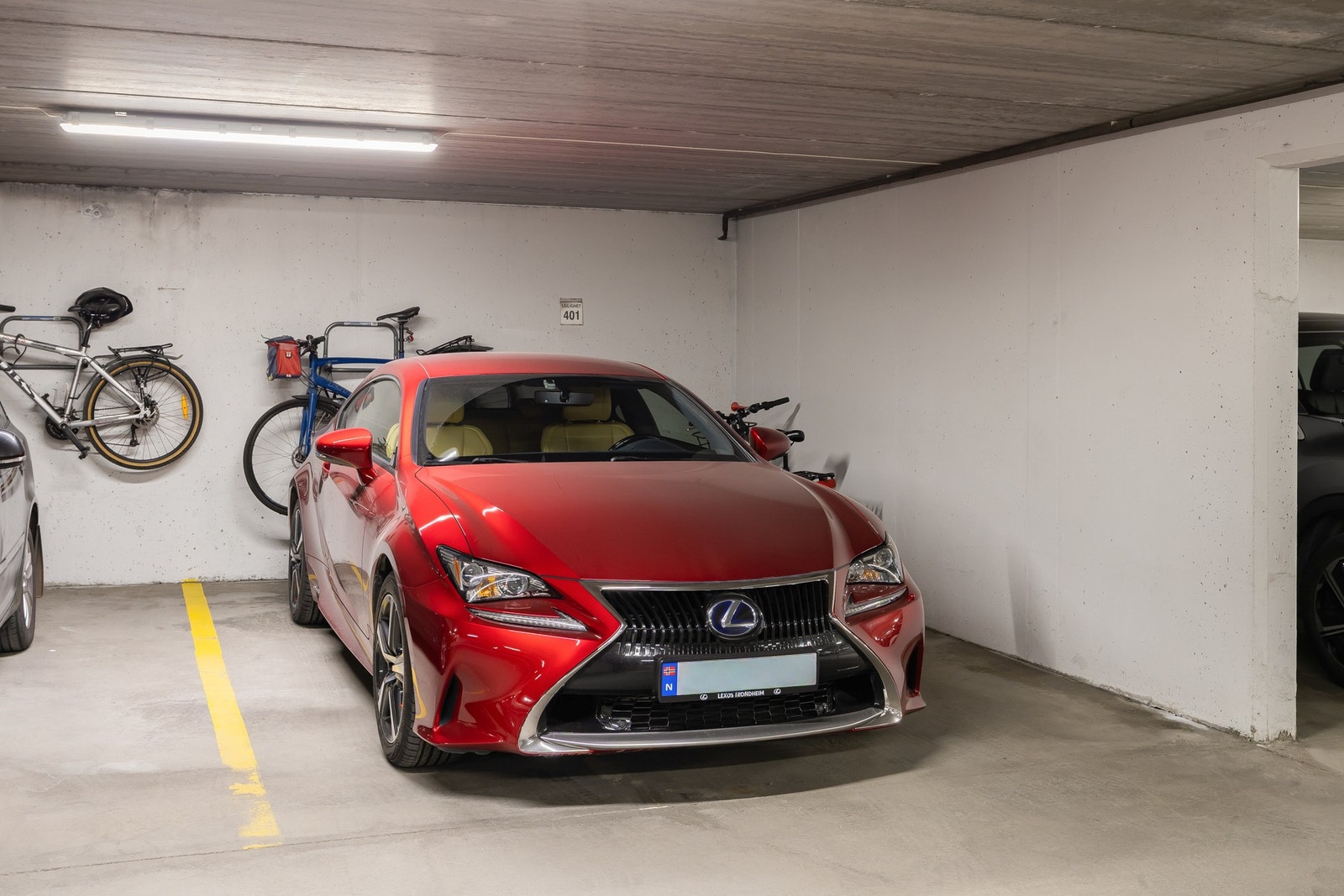 Det følger med en stor parkeringsplass, i oppvarmet p-kjeller. Samt egen utvendig bod. Galleribilde