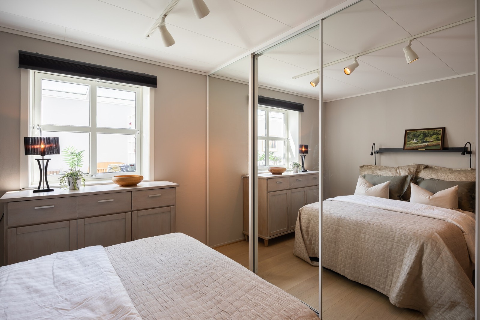 Det medfølger en stor skyvedørsgarderobe. Galleribilde