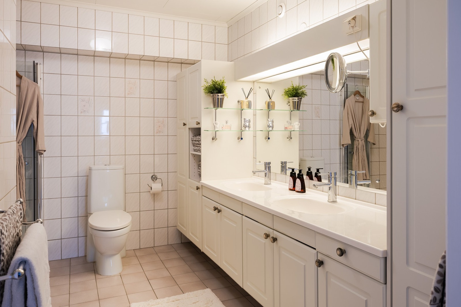 Badet er flislagt og med varme i gulv. Galleribilde