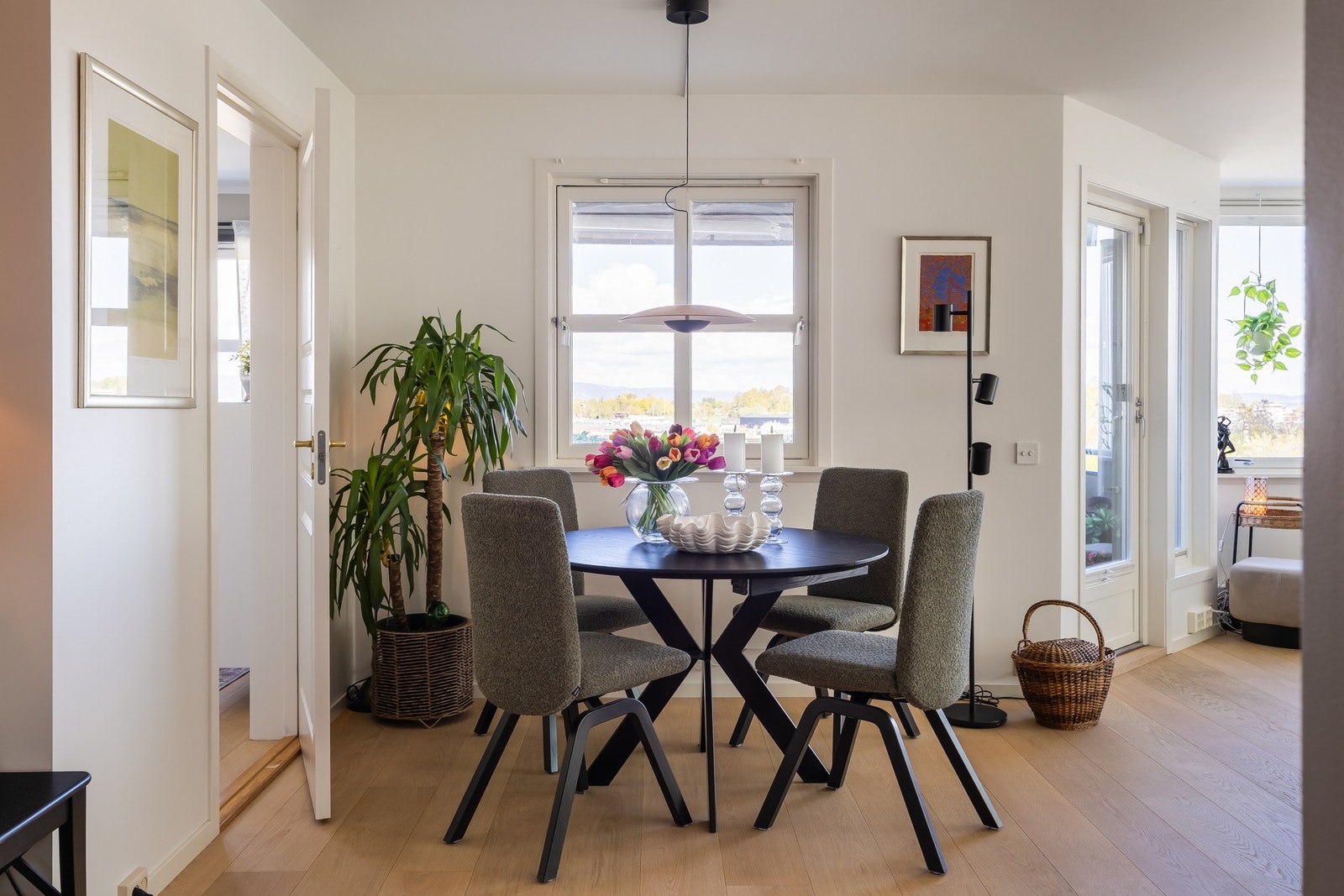 Spisestuen kan fint utvides til å ha hele familien på middag. Galleribilde