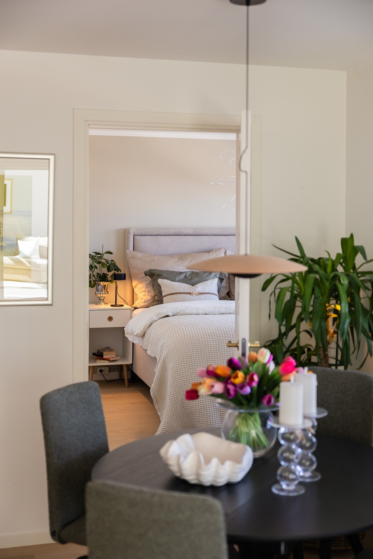 Hovedsoverommet ligger fint til, med inngang fra stuen. Galleribilde