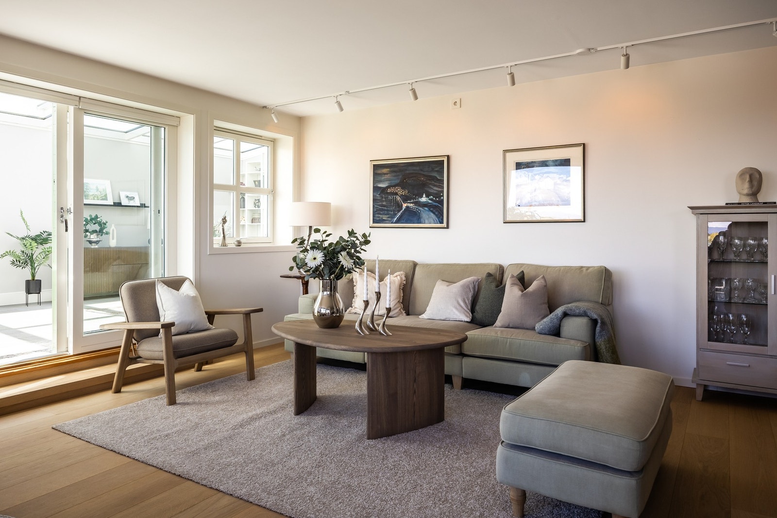 Leiligheten har et lekkert gulv, samt pen spotbelysning. Galleribilde