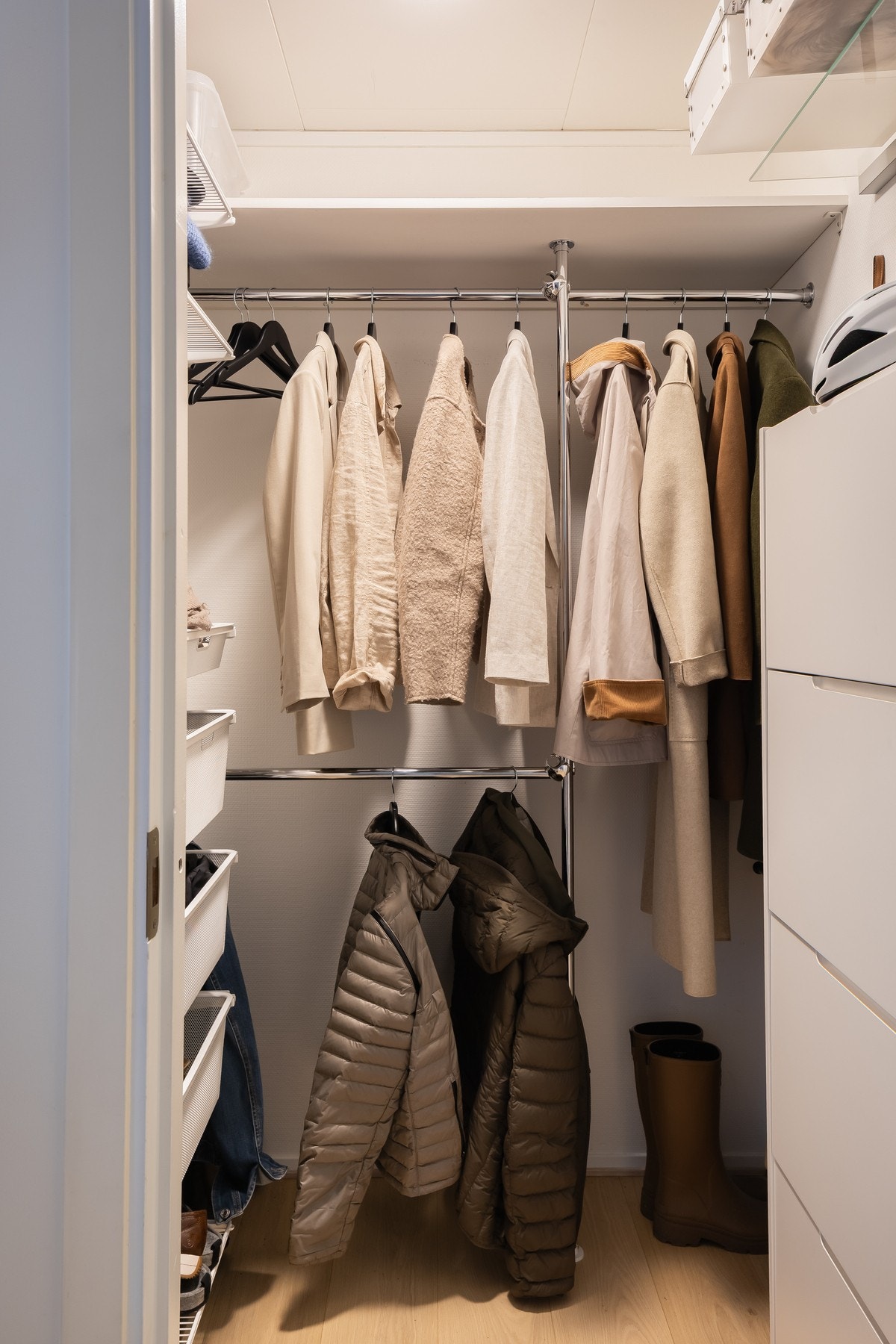 Fin og praktisk garderobe, tilhørende entréen. Galleribilde