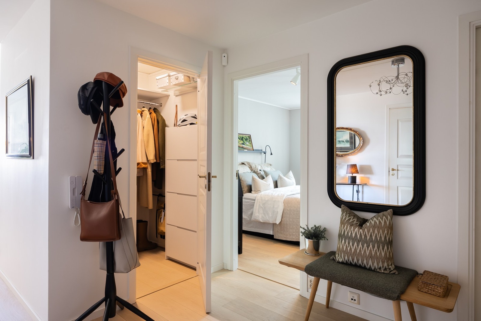 Soverom 2 ligger med inngang fra Entré. Her er det også innredet en praktisk garderobe. Galleribilde
